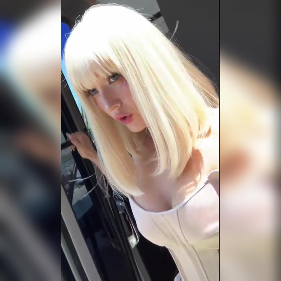 금단발 전소미 위에서 찍은 살색 코르셋…초대박 가슴골 출렁 노출