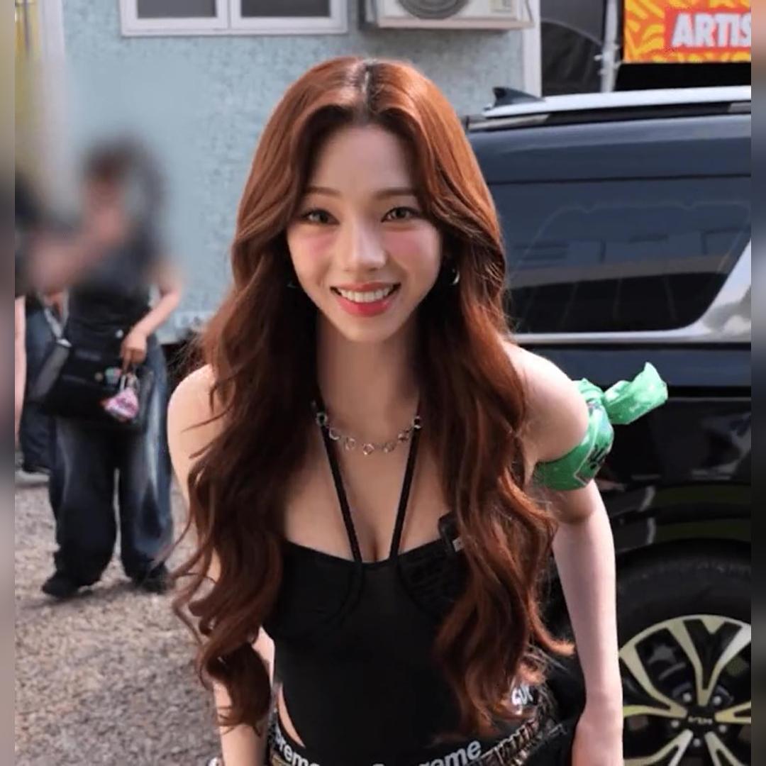 워터밤 때 입었던 모노키니 입고 유튜브 예능 나온 카리나 가슴골