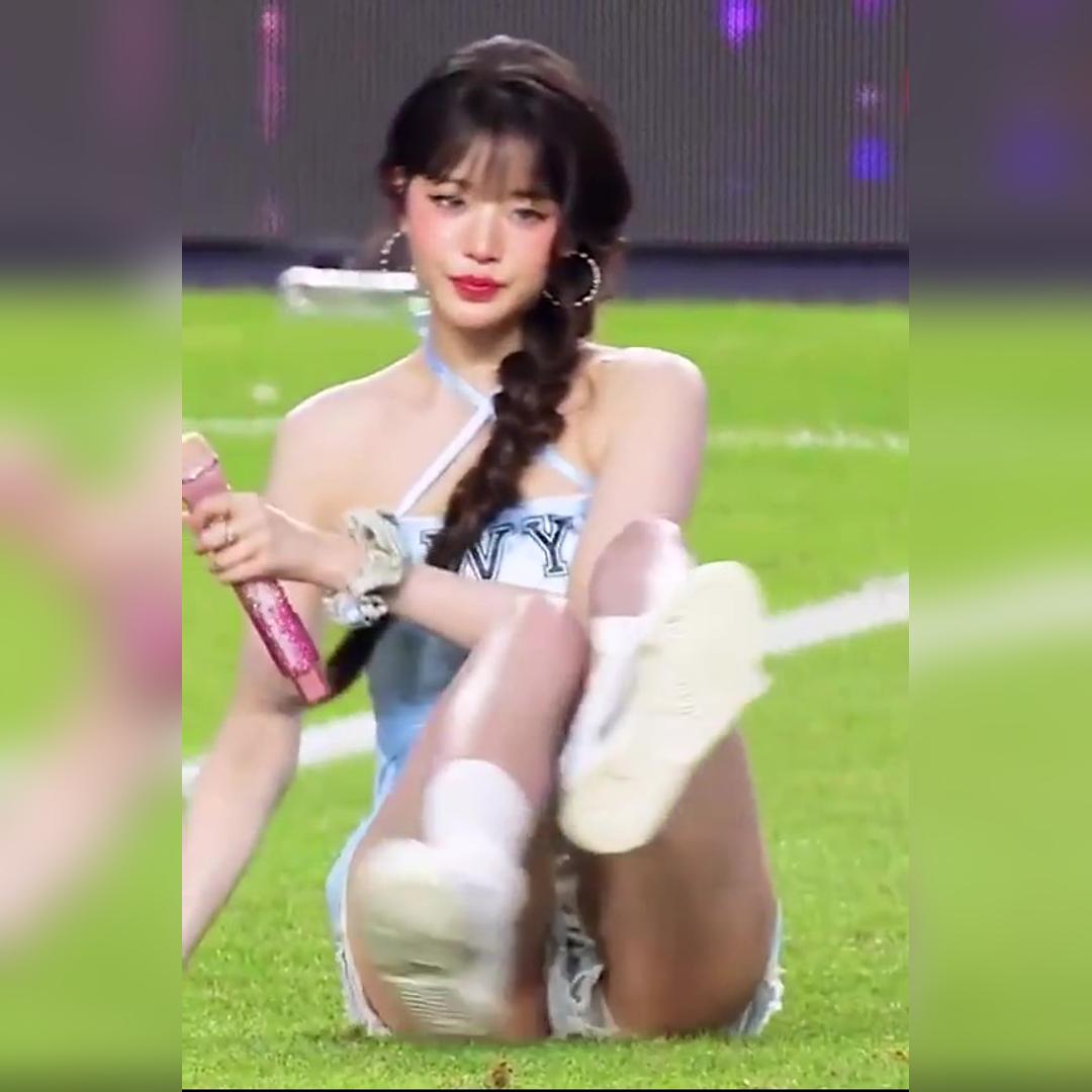 [아이브] 하늘색 홀터넥 원피스 잔디 바닥에 눌린 엉벅지 장원영