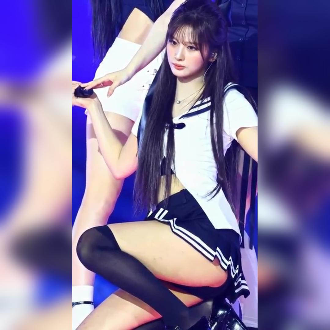 앞으로 숙이는 엔믹스 설윤…세라복 교복치마 니삭스 검속 엉벅지