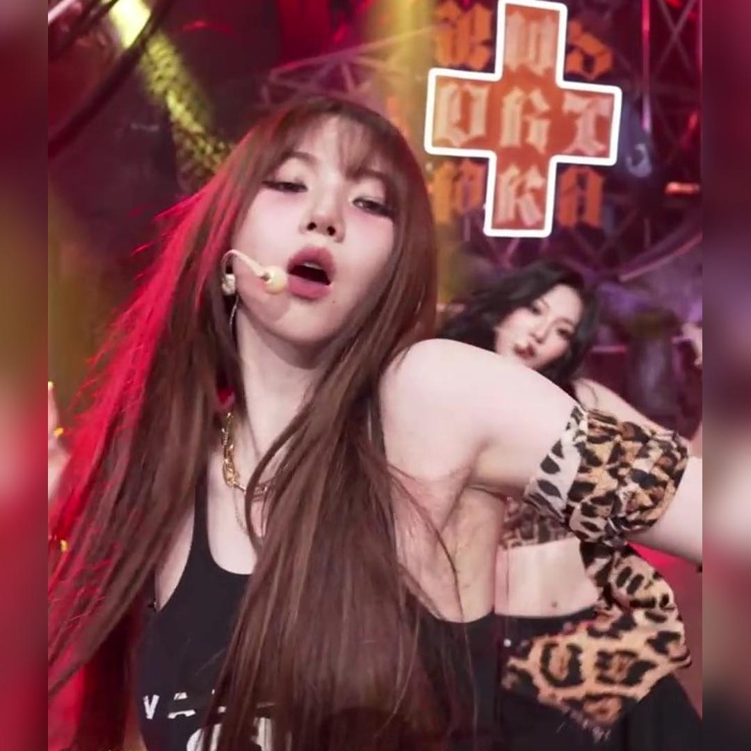 끈 보이는 민소매 에스파 카리나 움짤