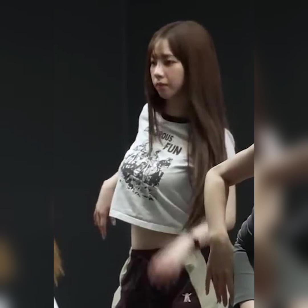 공간이 많이 뜨는 흰 크롭티 묵직한 바운스 안무 연습하는 카리나