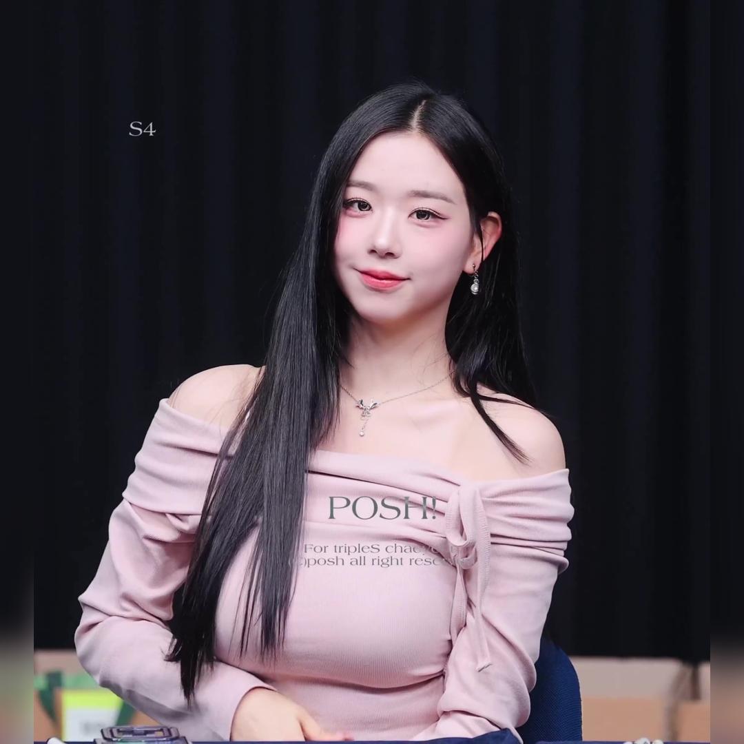 묵직해서 들리는 핑크색 오프숄더 살짝 내리는 트리플에스 김채연