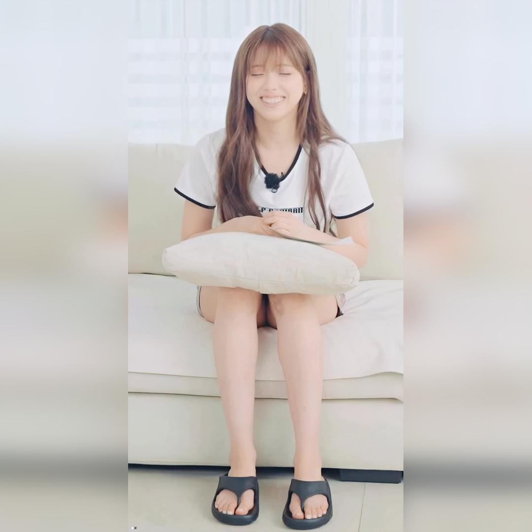 반짝이 초미니 엔믹스 지우…쿠션 믿고 방심한 허벅지 틈새