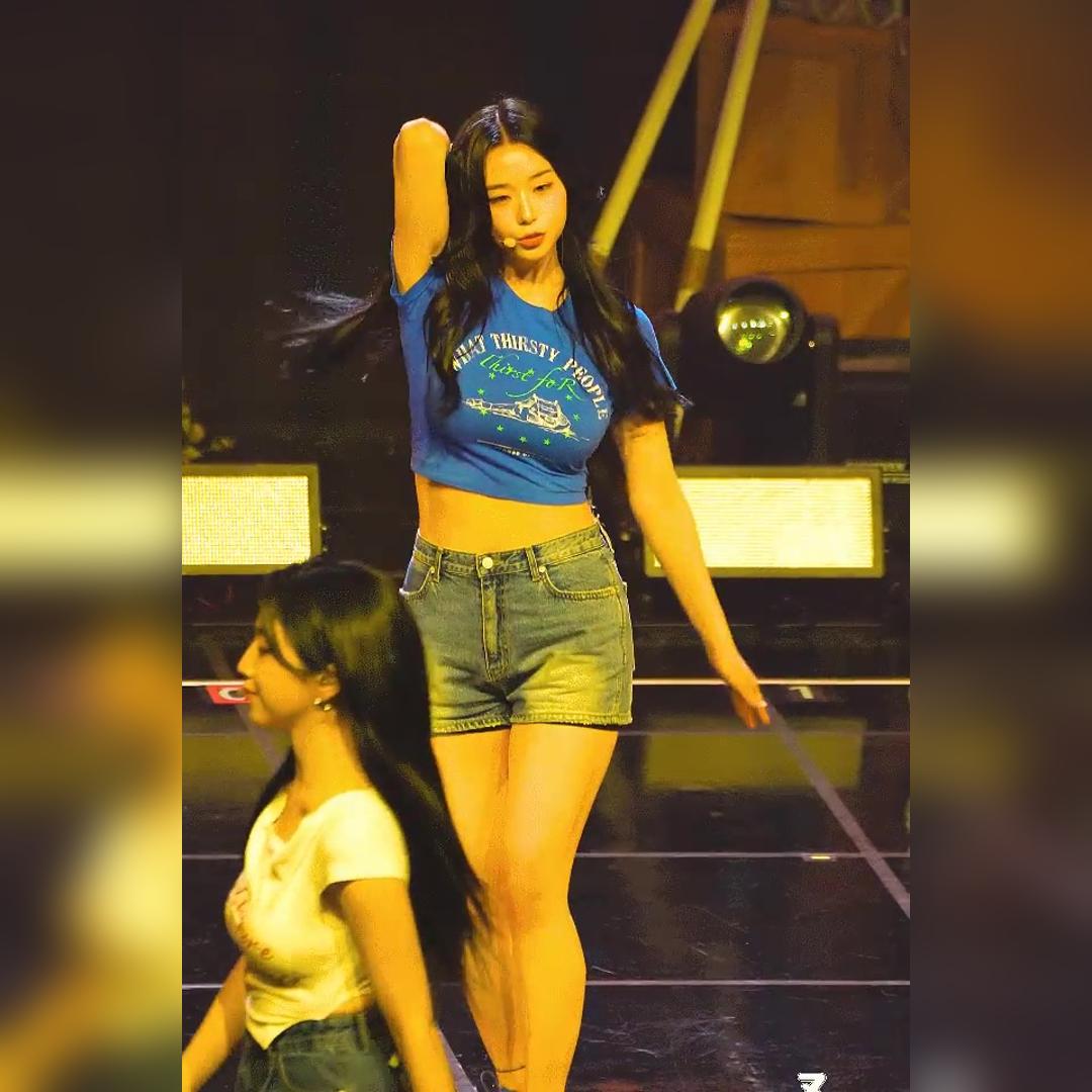 혼자만 남다른 피지컬 트리플에스 김채연 묵직한 파란 크롭티