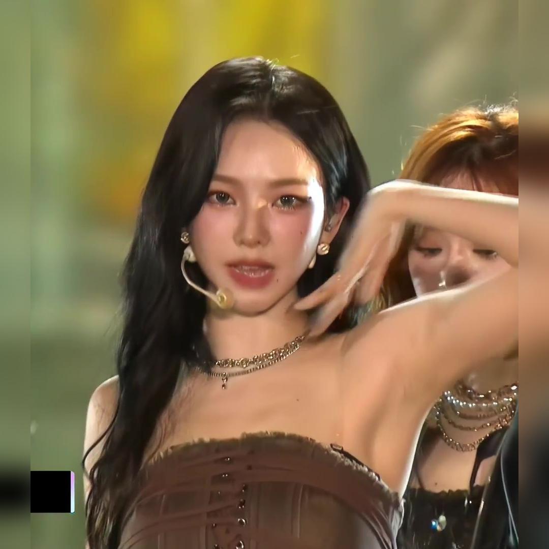 시원한 갈색 튜브탑 은근한 바운스,페로몬,꿀벅지 카리나