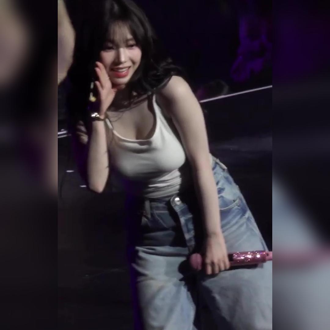 하얀 피부 하얀 민소매 에스파 카리나 움짤