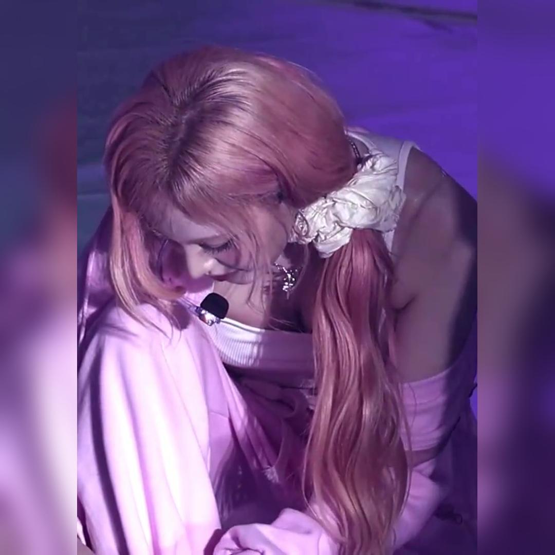 신발끈 묶다가 흰 골지 나시 가슴골 방심하는 아이브 리즈