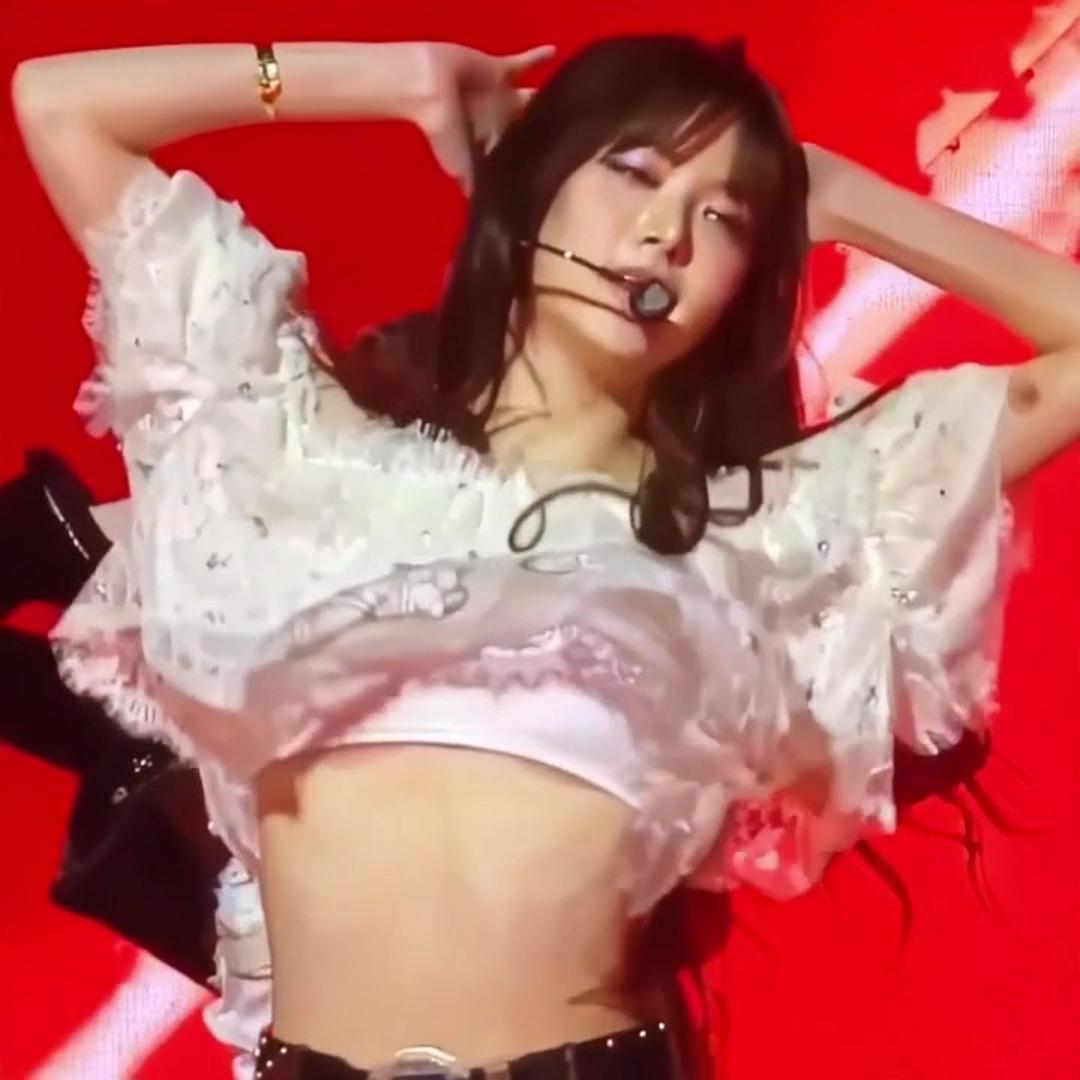 두팔을 올리는 안무 프릴 튜브탑 언더붑 르세라핌 홍은채