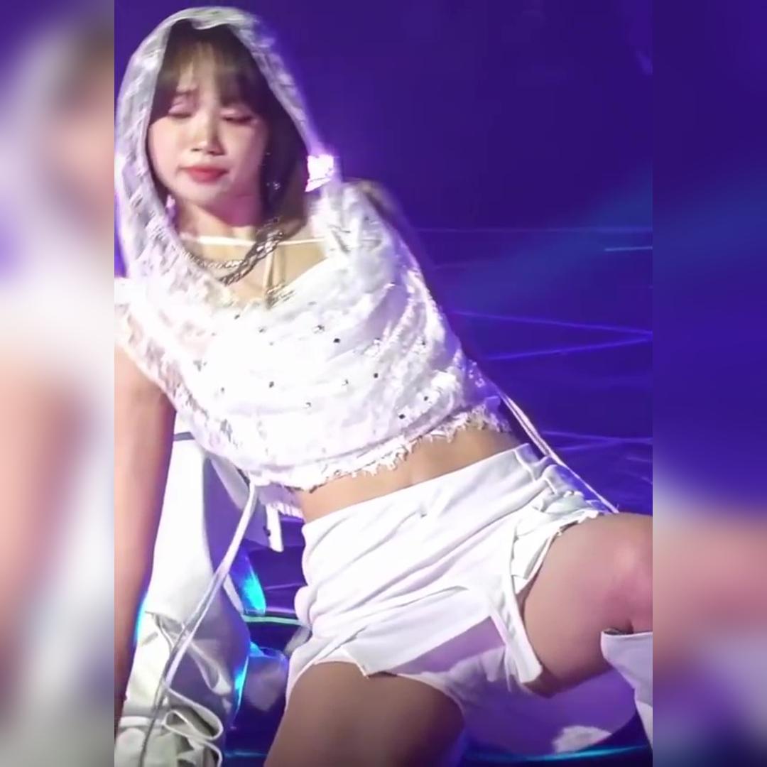 화이트 베일 쓴 르세라핌 김채원 쩍벌 초미니 순백색 속바지