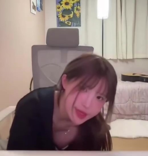 라이브 방송중 방심한 프로미스나인 송하영 ㄷㄷ