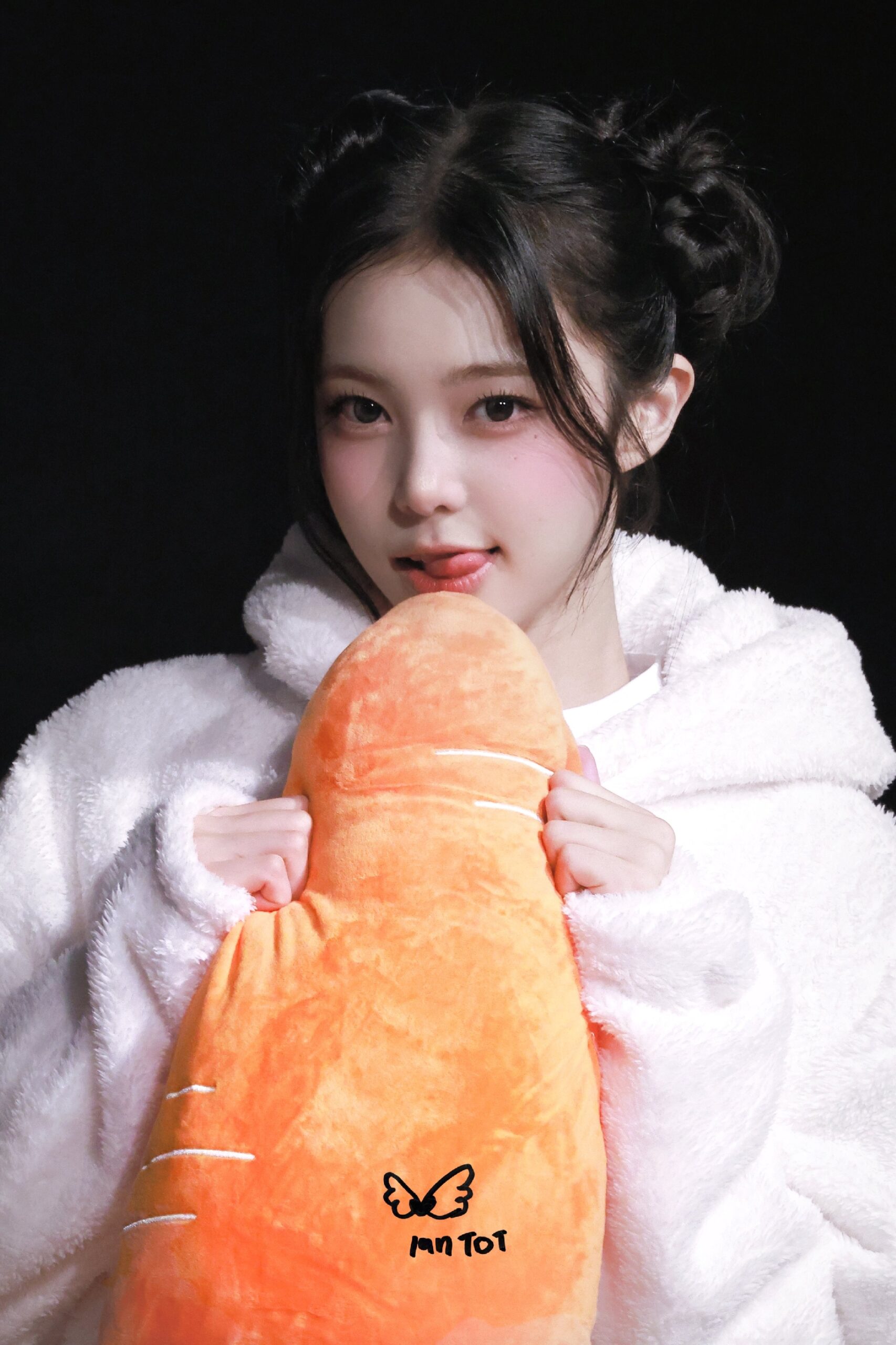 [하츠투하츠] 굵은 당근을 두손으로 쥐고 혀를 낼름거리는 이안