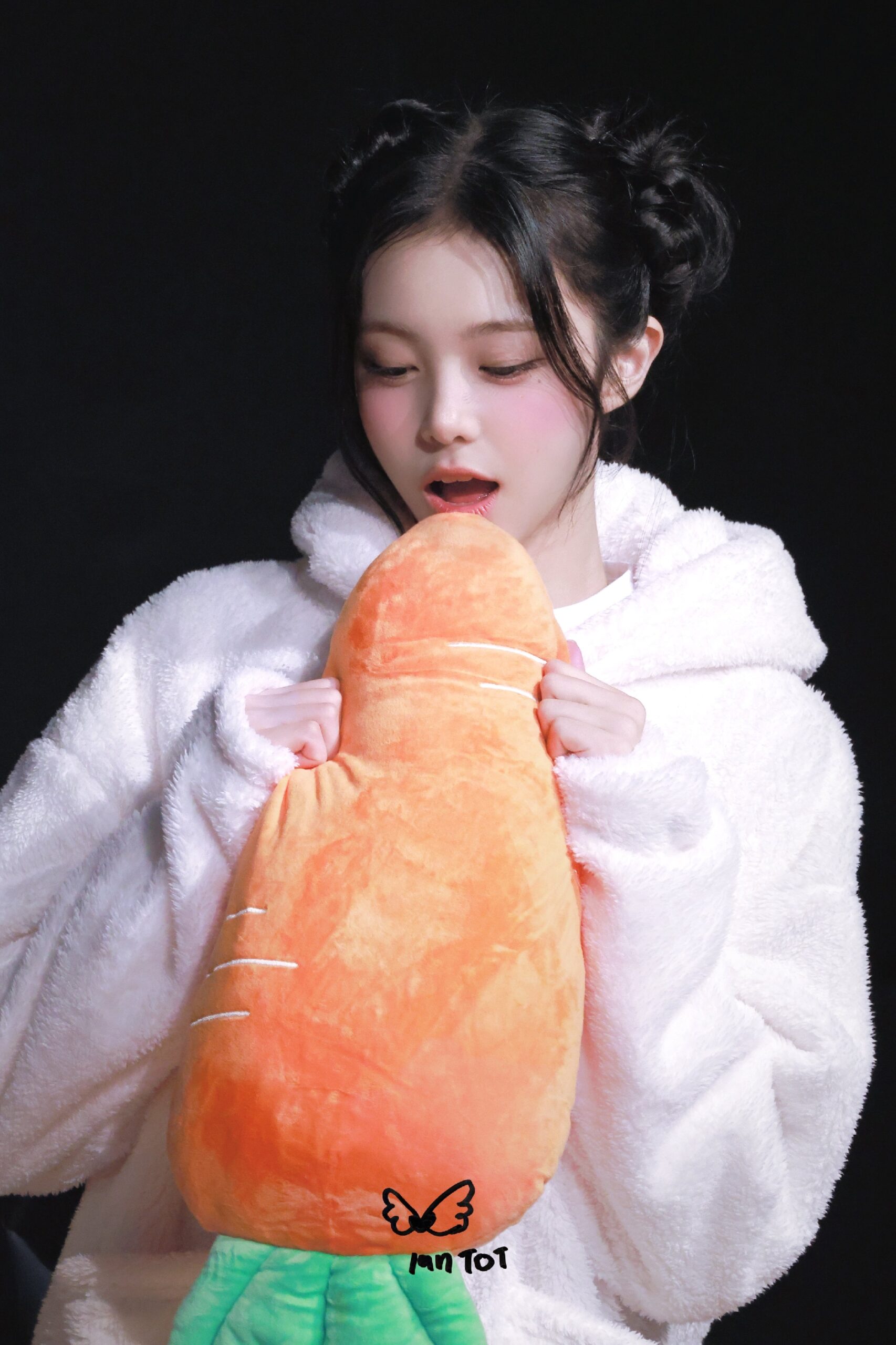 [하츠투하츠] 굵은 당근을 두손으로 쥐고 혀를 낼름거리는 이안