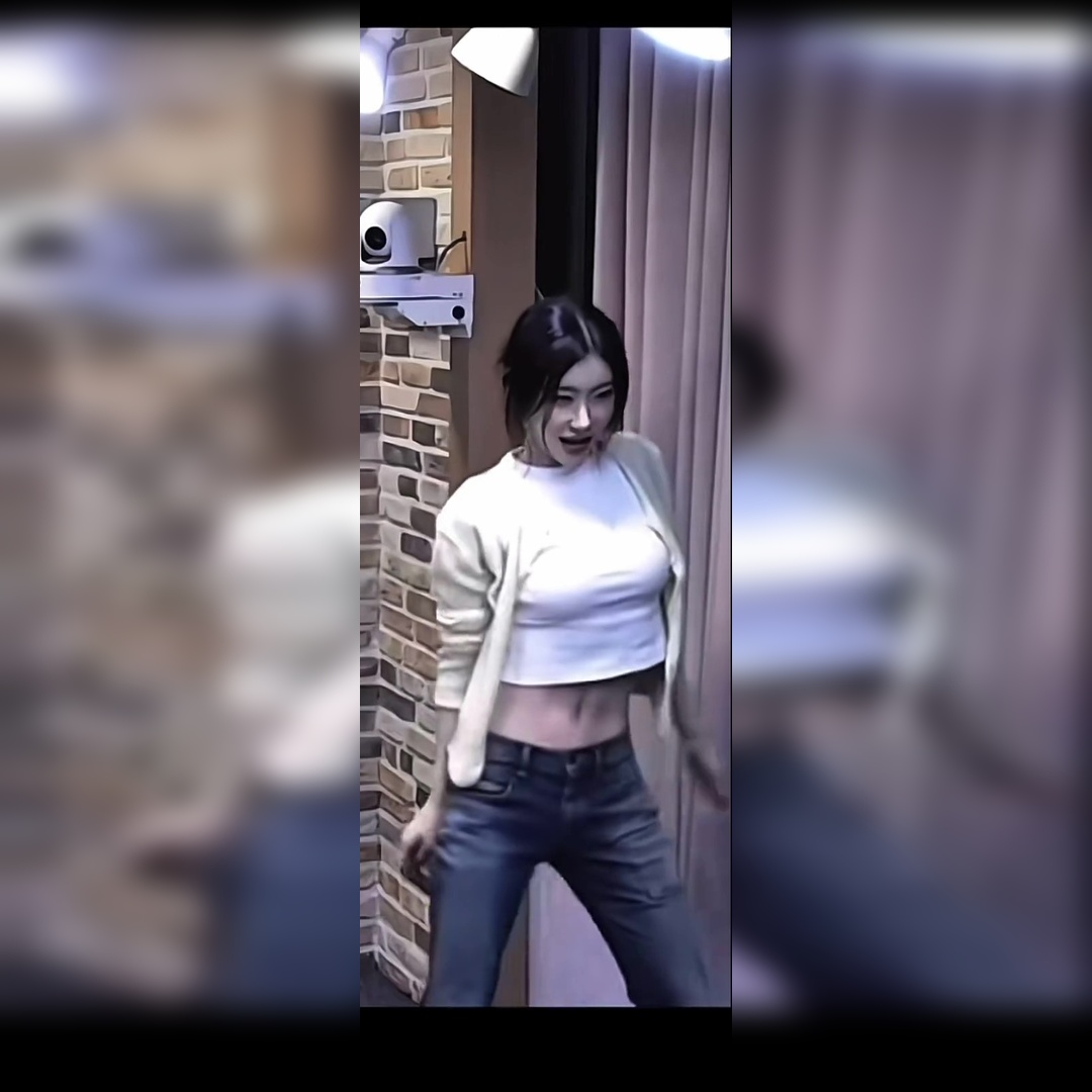 ITZY’s Chaeryeong Rocks a Crop Top… We’re Living for Those Jeans!