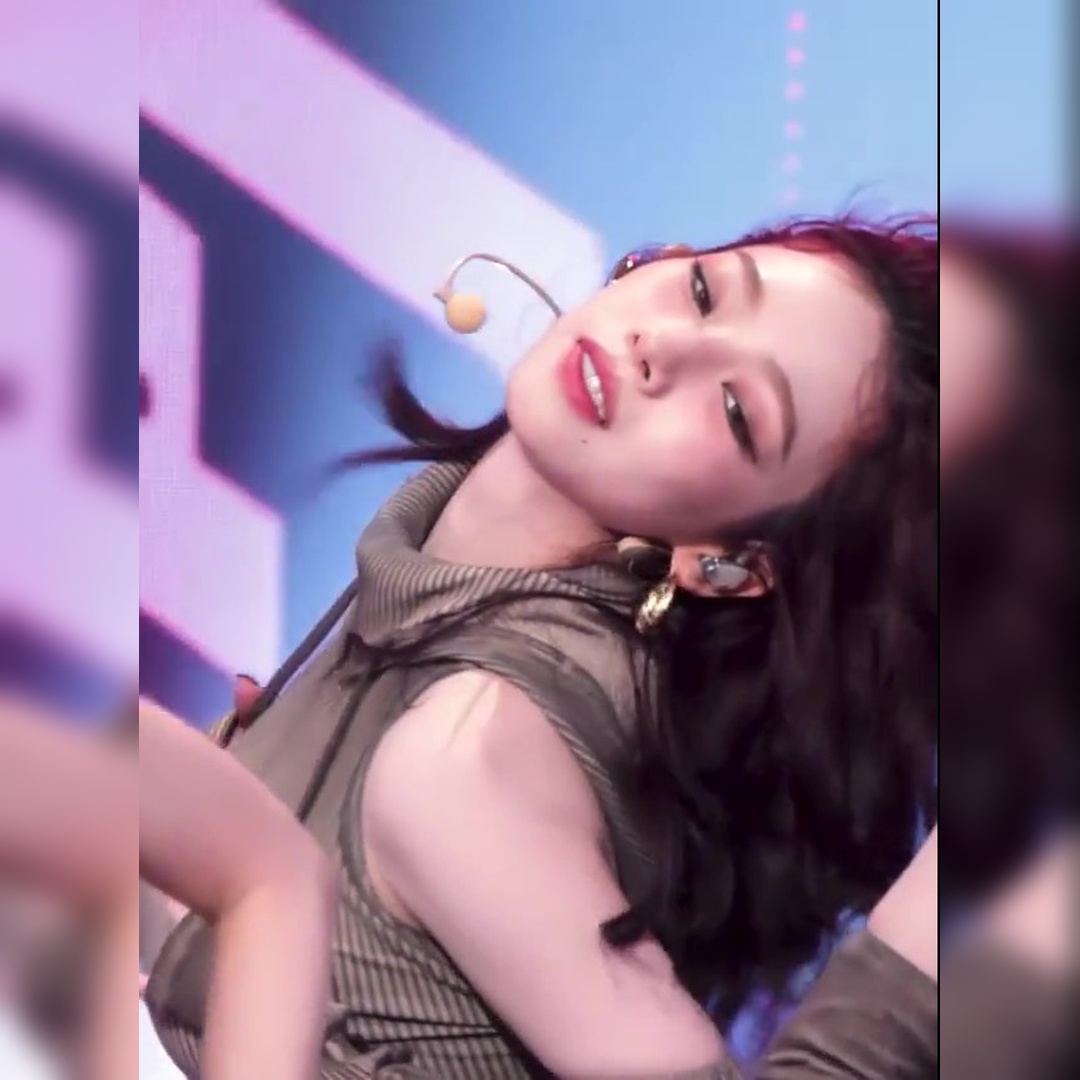 [에스파] 카리나 민소매 후드티 가슴 라인… 숨막힘