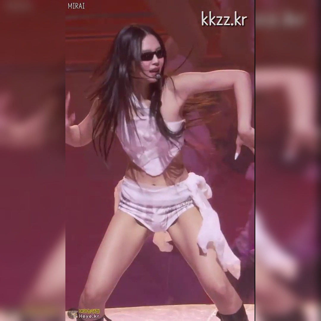 ジェニーのミニホットパンツ…ヒップラインがセクシー！