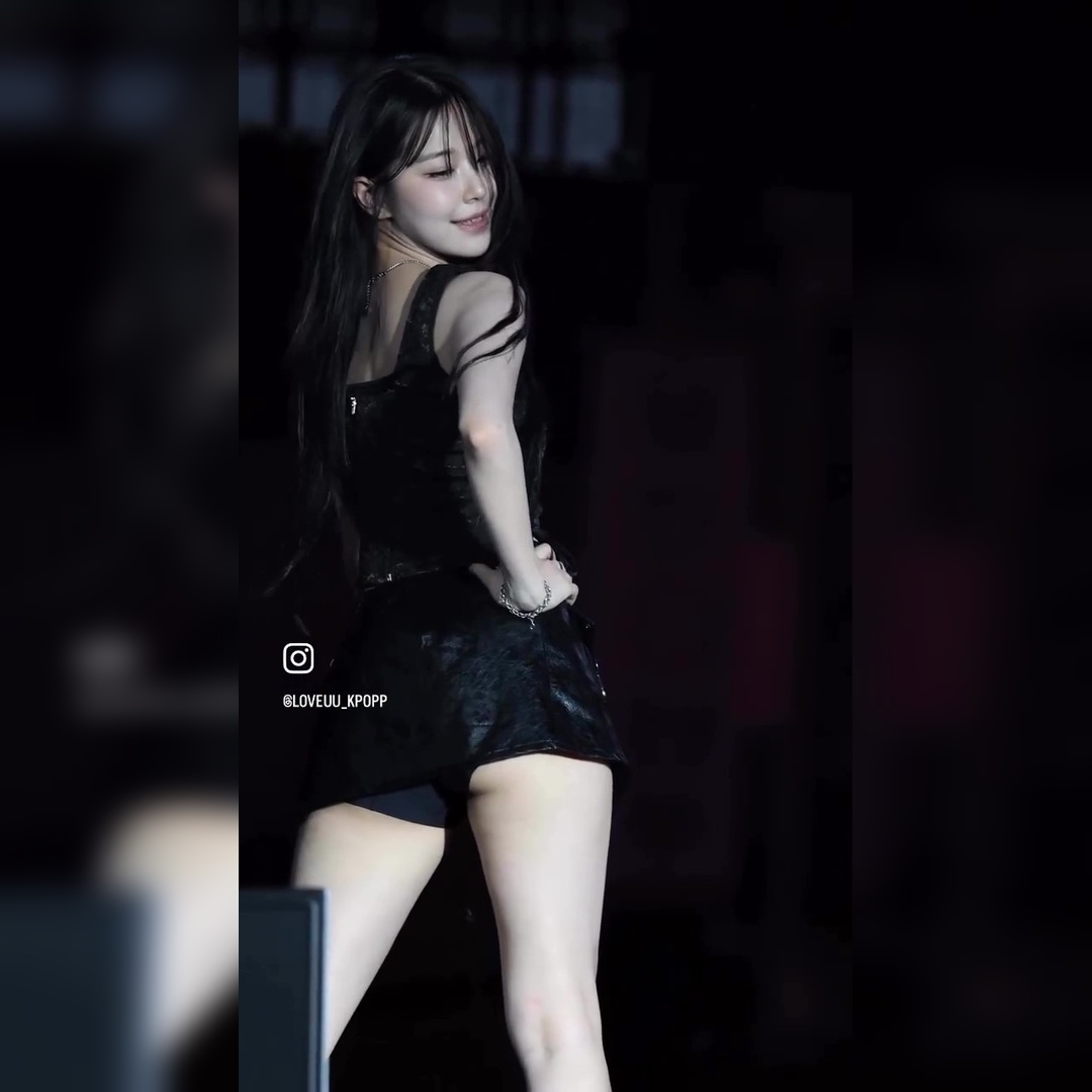 Baek Jiheon’s Smiling Eyes & Iconic Fancam Moment in Her Shiny Mini Skirt