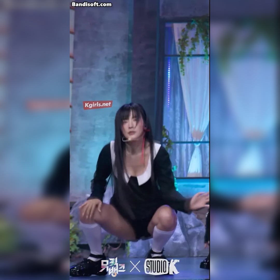 Seulgi’s Super Short Black Pleated Skirt + White Knee-High Socks: Thigh Power Unleashed!