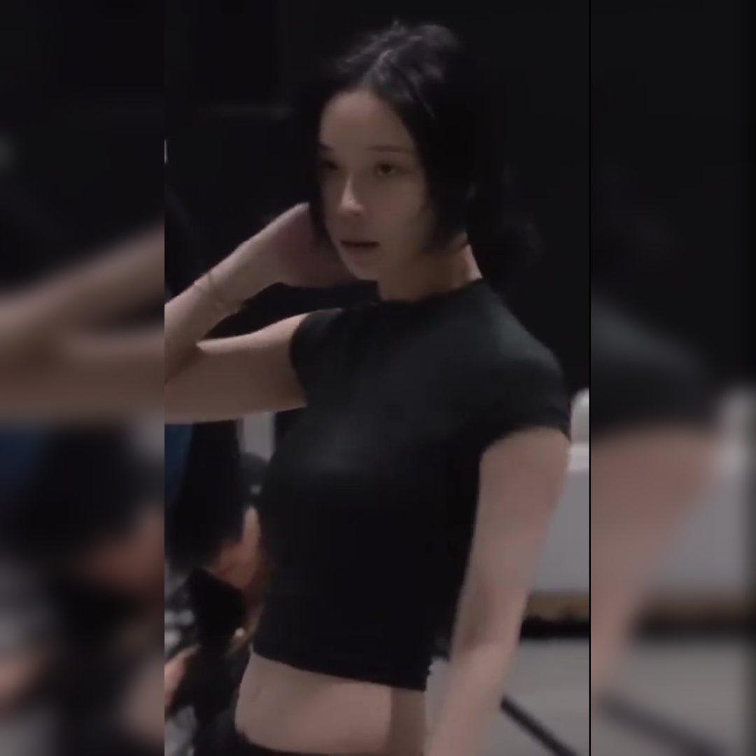 哇，疯了！aespa Winter的性感魅力，紧身短上衣+蚂蚁腰直拍，太炸了！