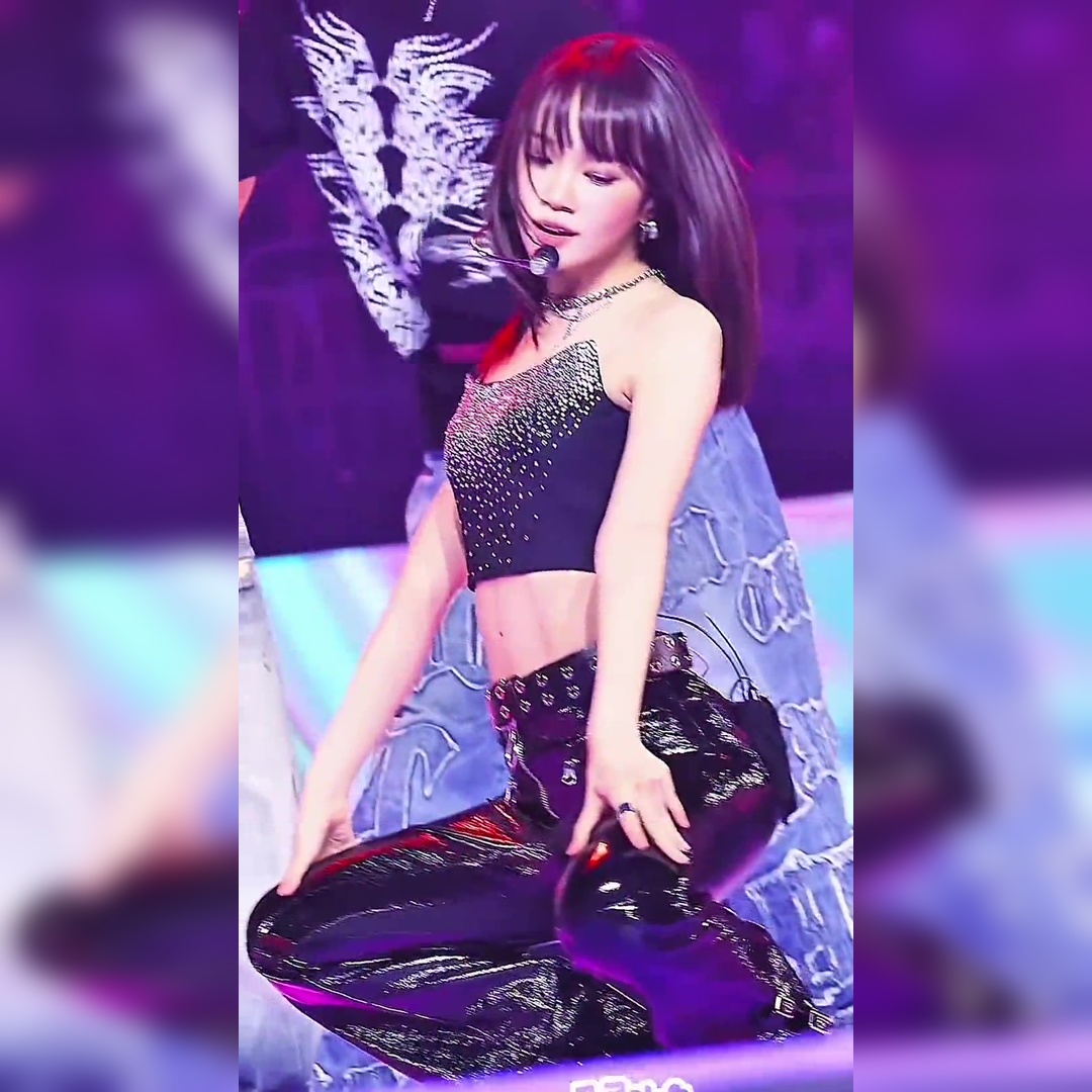 金采源的漆皮裤完美身材比例，性感曲线爆发