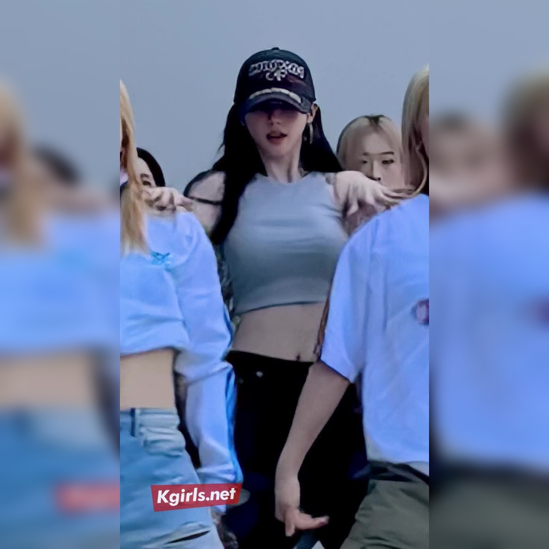 에스파 카리나 크롭탑 가슴 폭발 직전 직캠