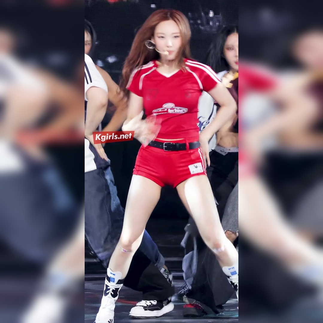 ナヨンのレッドショーツ直カム：魅惑のヒップラインに釘付け！