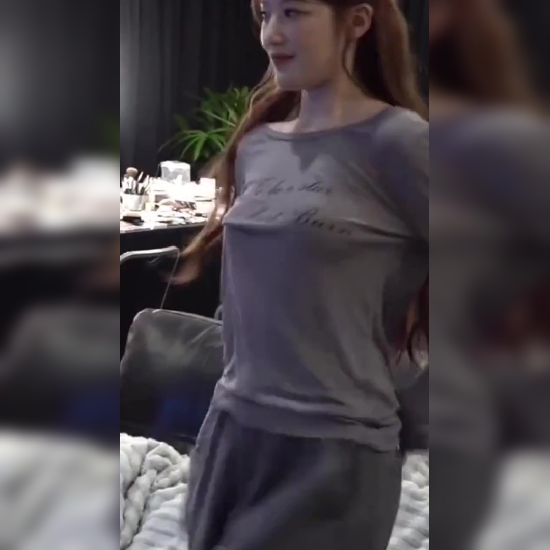 얇은 회색티에도 패치만 착용한 듯한 아이돌 슈화 무빙… 피지컬 대참사 숨멎 ㄷㄷ