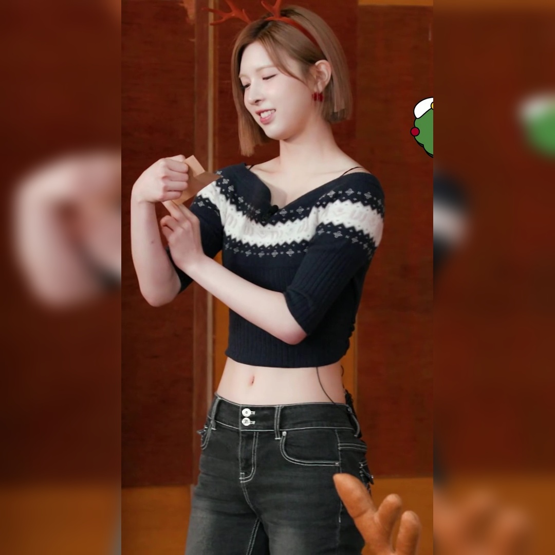 NMIXX Bae的短款毛衣下惊艳的腹肌展现，牛仔裤搭配让人目不转睛