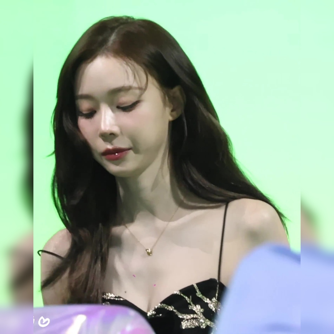 ウィンターのドレス紐がずれ落ちる！？魅惑のファンカム映像が高クオリティ