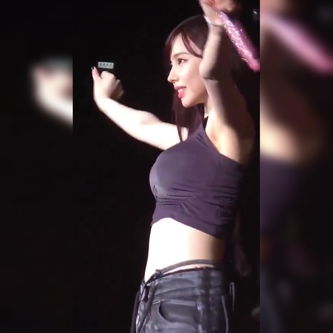 주름나시 가슴 출렁이는 카리나 측면, 볼륨 압살당한 치명적 각도