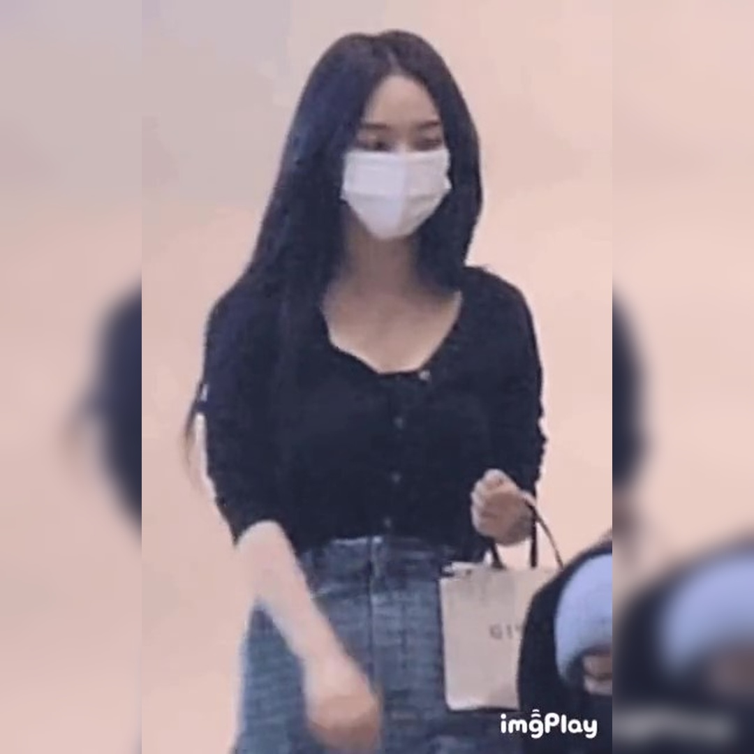 [에스파] 내리막길 걸어서 내려오다 단추 팡! 터진 카리나  미친 몸매 레전드 ㄷㄷ 후방주의