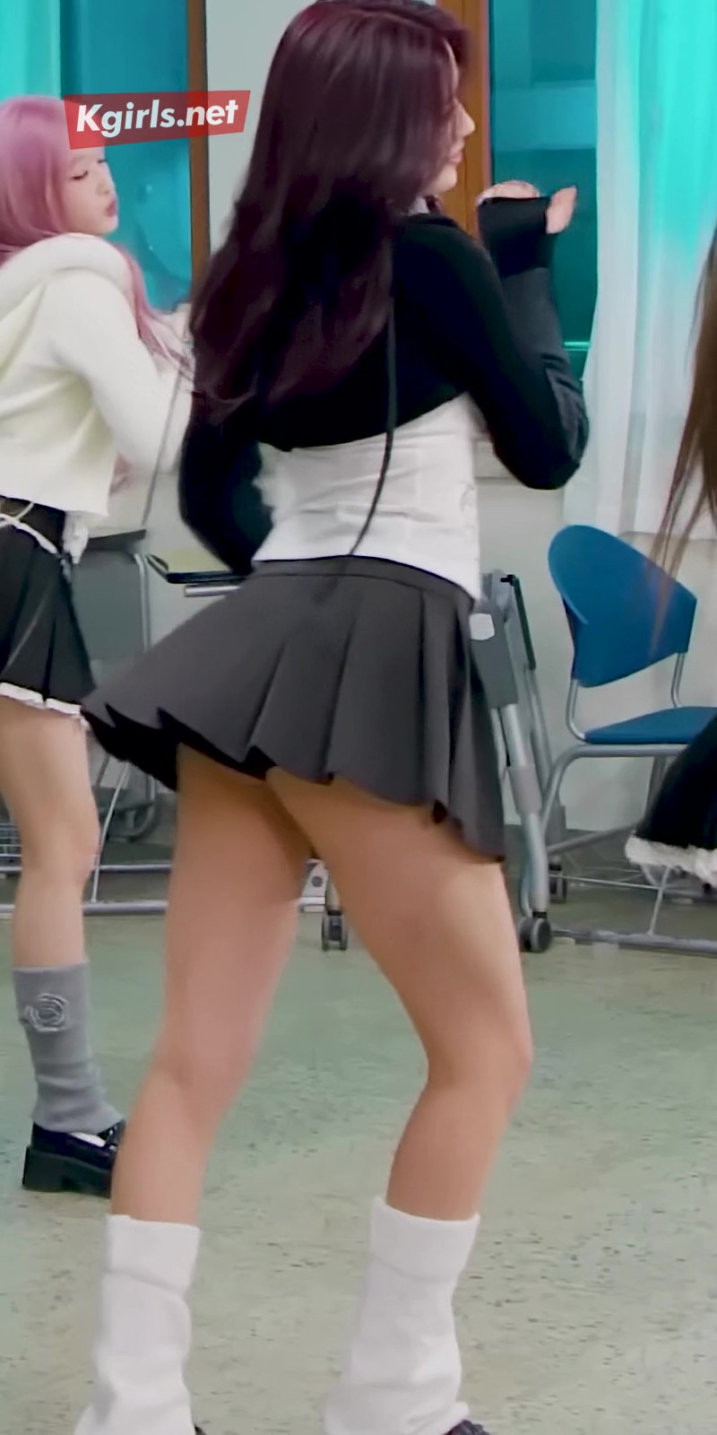 아이브 안유진 애티튜드 스쿨룩 착장 회색 교복치마 엉벅지