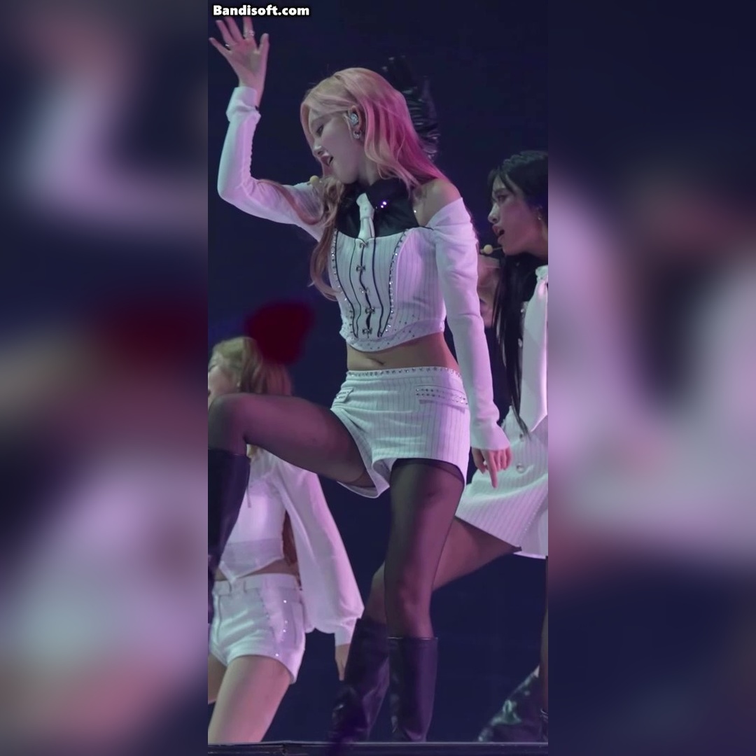 [아이브] 배꼽 보이는 화이트 의상…가을 매끈한 검스 벅지