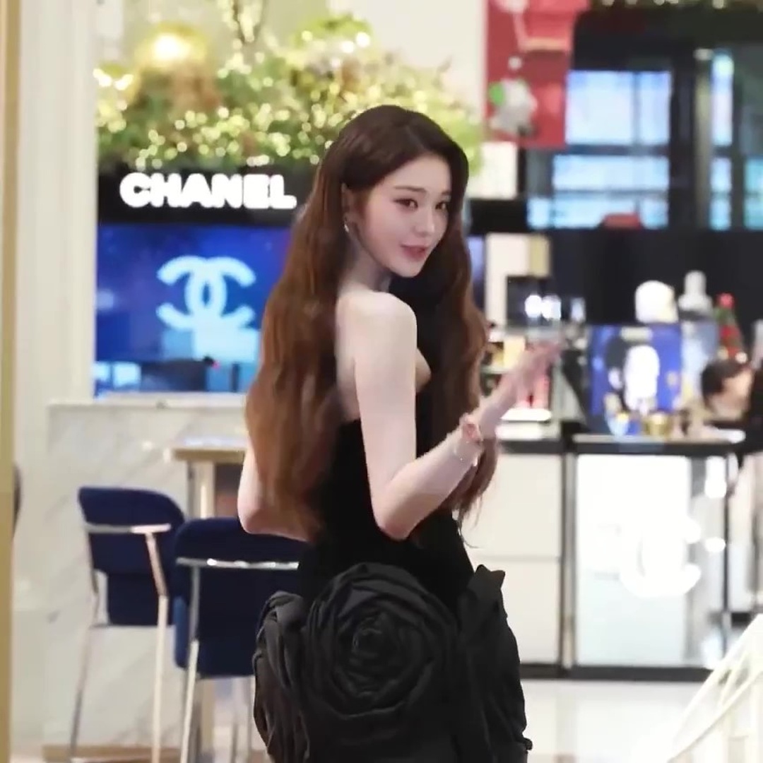 CF 장면 같은 뒤돌아서 인사해주는 장원영 블랙로즈 드레스