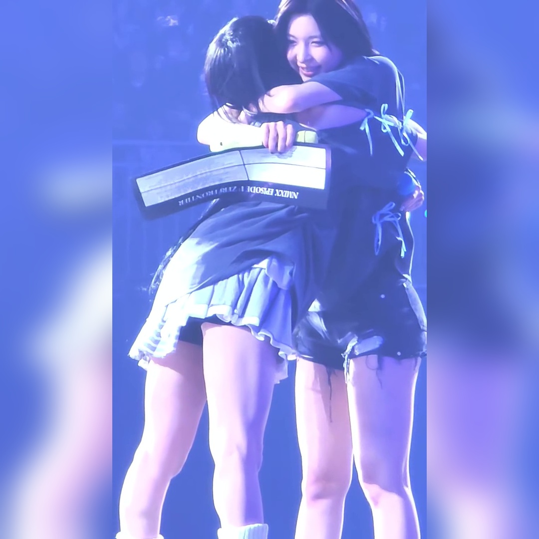 포옹하는 엔믹스 지우 배이 밑에서 찍은 테니스치마 검속 꿀벅지