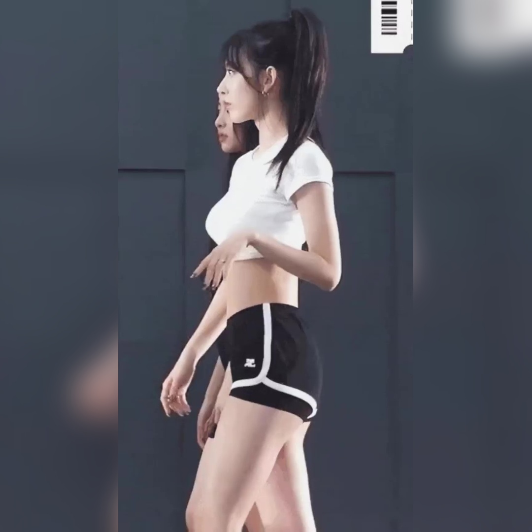 [르세라핌] 연습하는 포니테일 사쿠라 돌핀팬츠 배꼽 기립근 뒤태