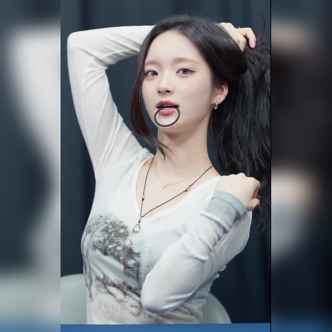 끈 입에 물고 머리 묶는 아이칠린 이지...브라 은근히 비치는 흰티