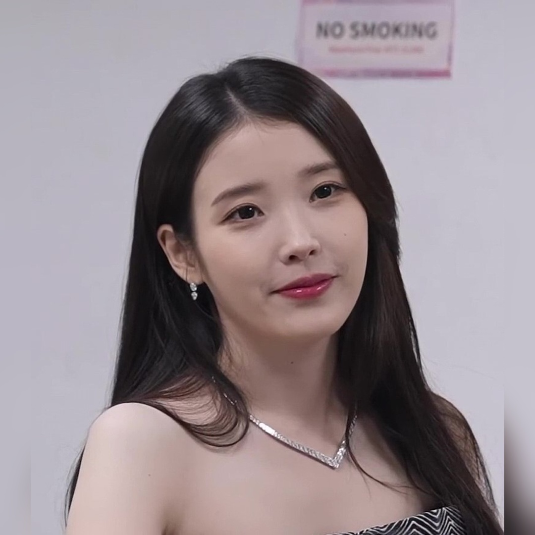 아이유 오프숄더 드레스 뽀얀 어깨 은근한 가슴골 – AAA 비하인드