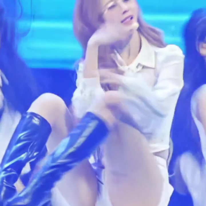 [아이브] 바닥에 누워서 허벅지 치는 안경 레이 쩍벌 엉벅지 미쳤다 레전드 후방주의 ㄷㄷ