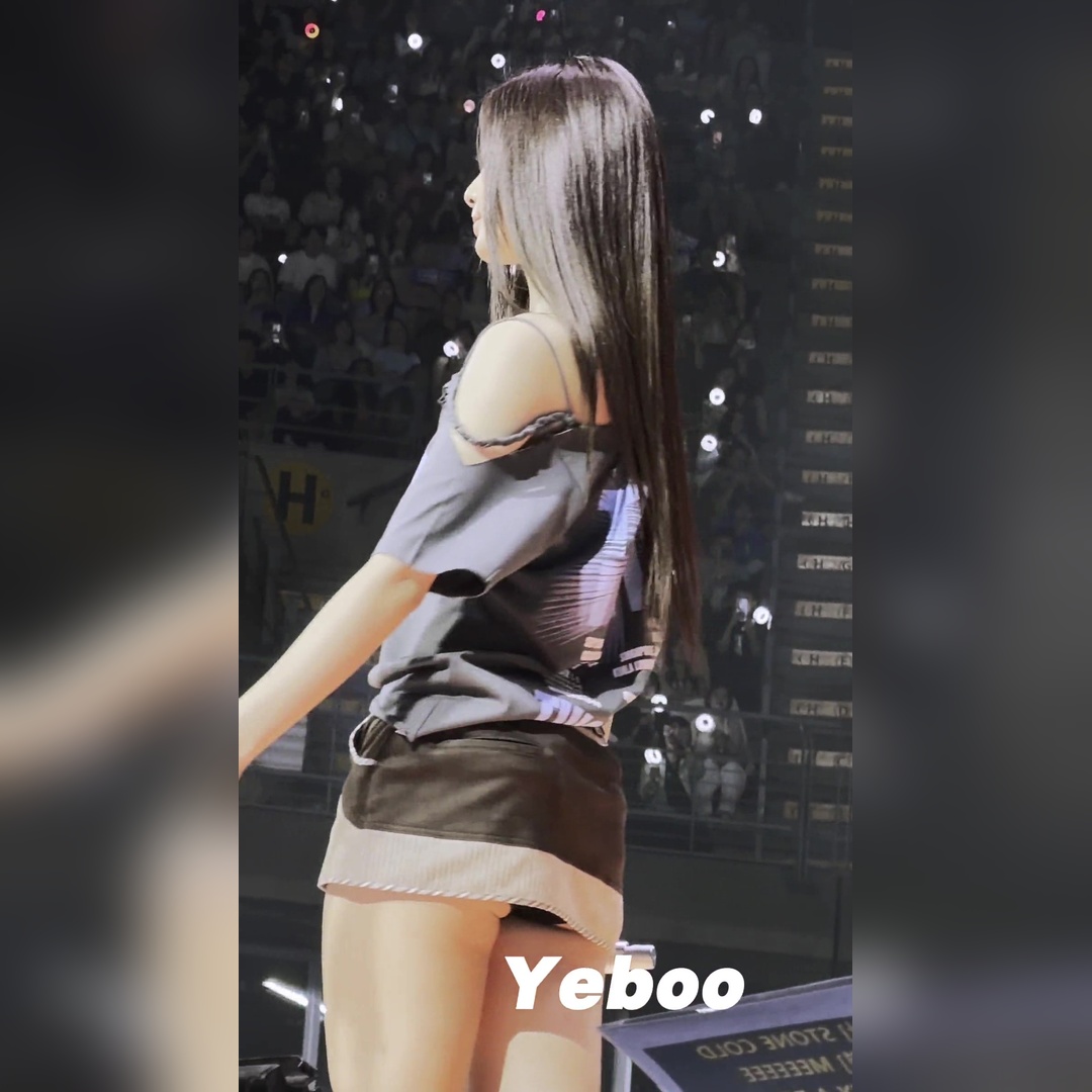 밑에서 찍은 트와이스 쯔위 아슬아슬한 골지 초미니 엉밑살